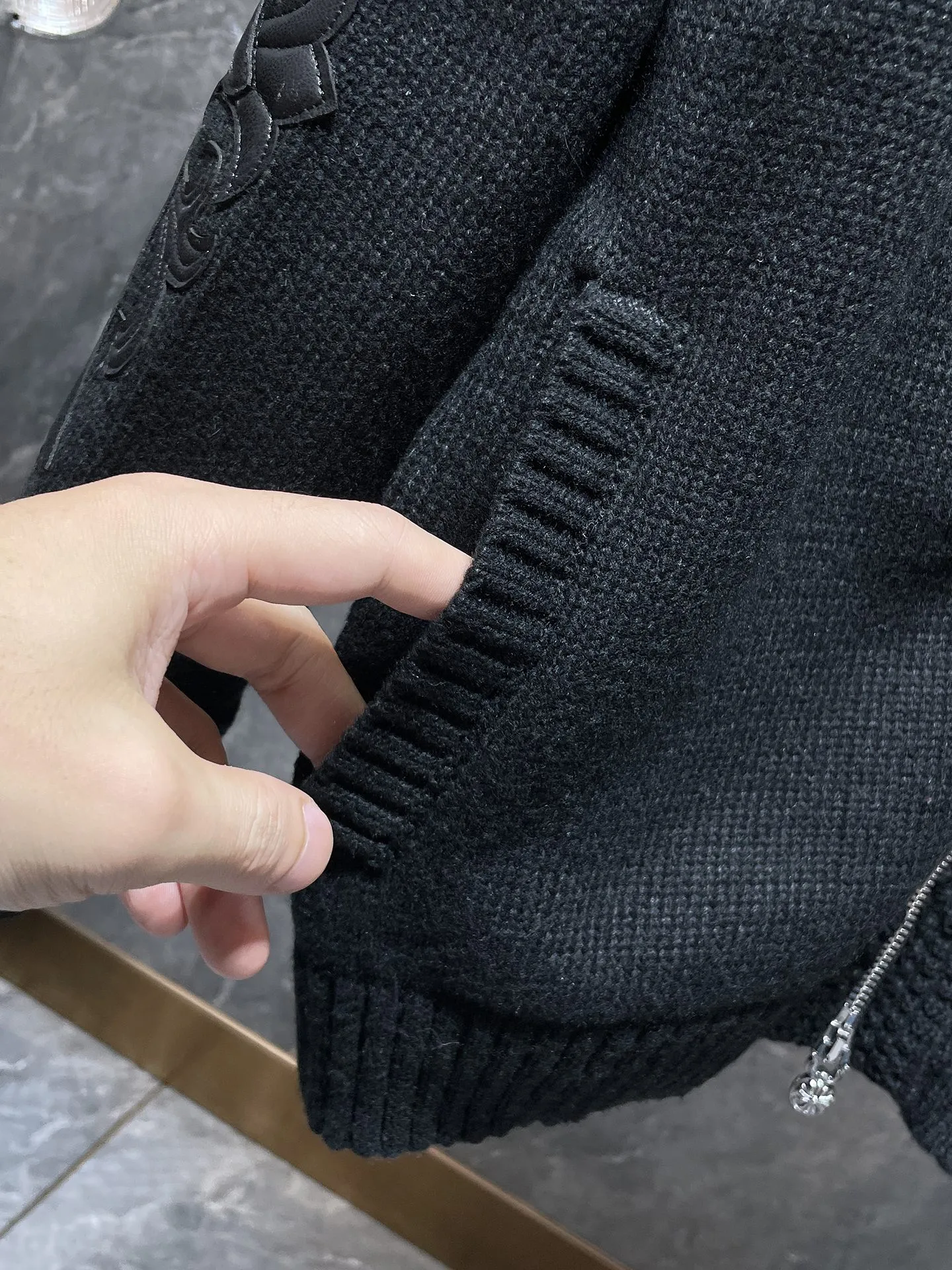 P296 Chrome Hearts Autumn and Winter Sweater Series The same style zipper sweater as the official website. Cross-pattern leather on both arms. Selected high-quality wool and 100% cotton knitted fabric. Not an ordinary version on the market! ! Recommended color: black Size: S, M, L, XL